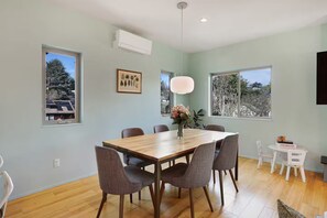 Dining - Walk to Light Rail, Stylish Retreat w/Parking + AC (Seattle)