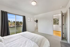 Room - Walk to Light Rail, Stylish Retreat w/Parking + AC (Seattle)