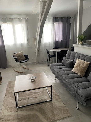 Living area - A fully equipped and functional apartment right in the heart of Arnage (Arnage)