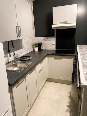 Private kitchen - A fully equipped and functional apartment right in the heart of Arnage (Arnage)