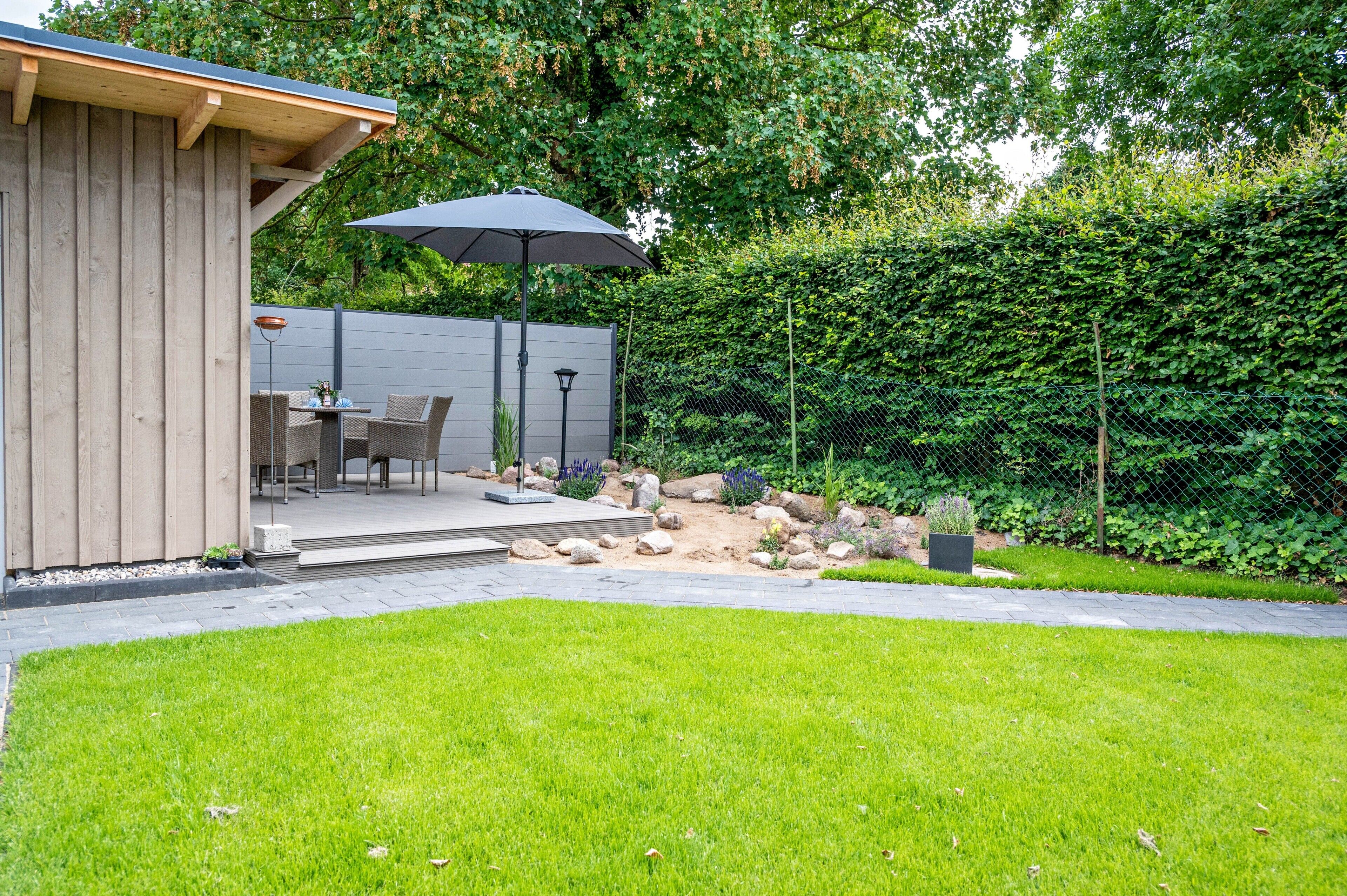 Un patio con mobiliario exterior, una mesa y una silla.