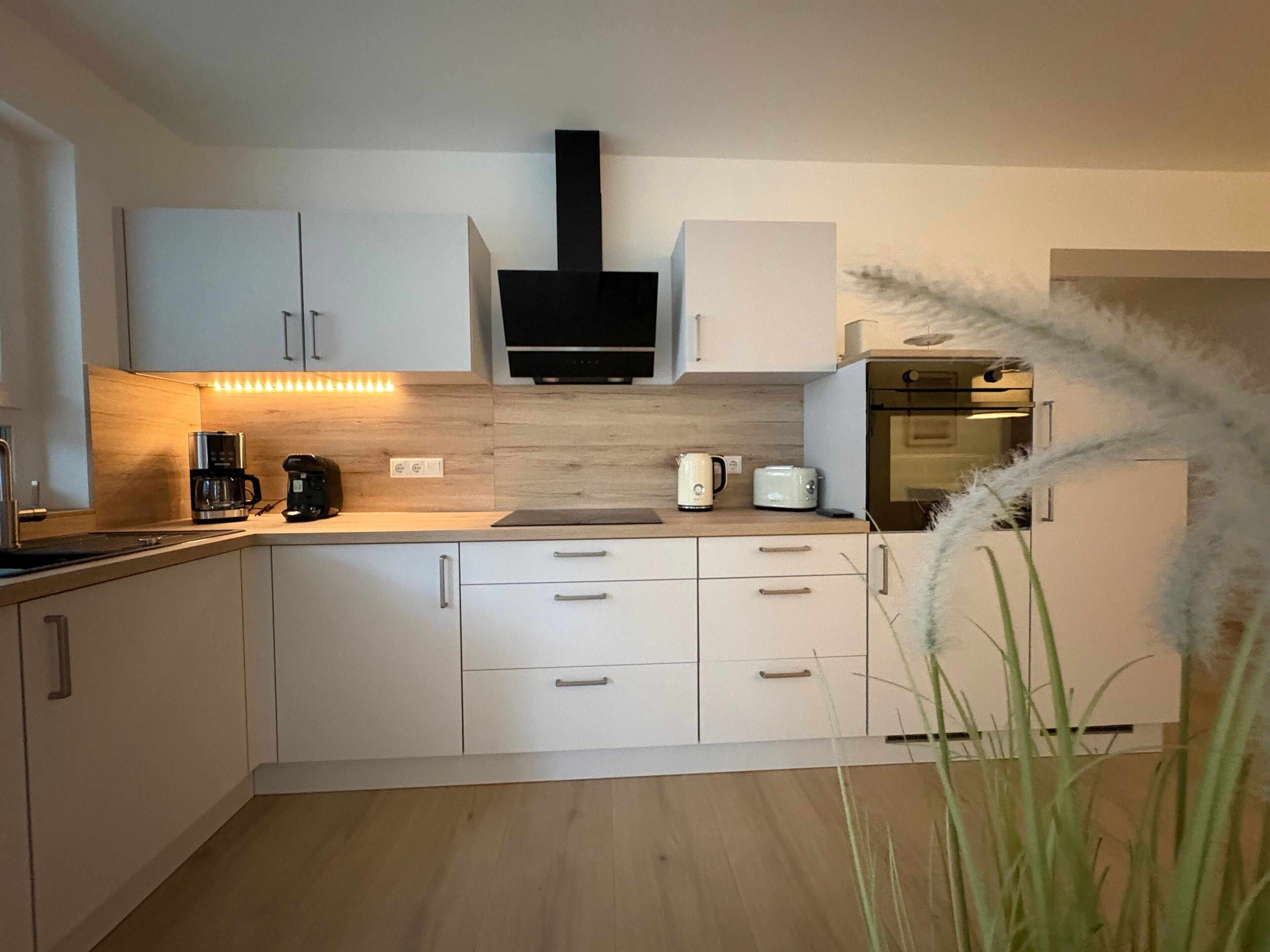 Coffee/tea maker, fridge, oven, stovetop