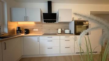 Coffee/tea maker, fridge, oven, stovetop