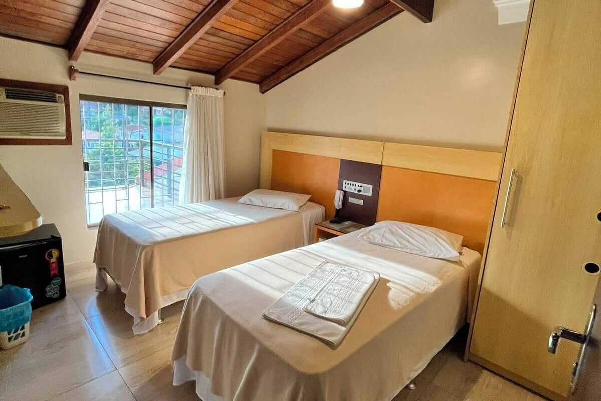 Habitación económica con 2 camas individuales | Escritorio, espacio para trabajar con laptop y wifi gratis