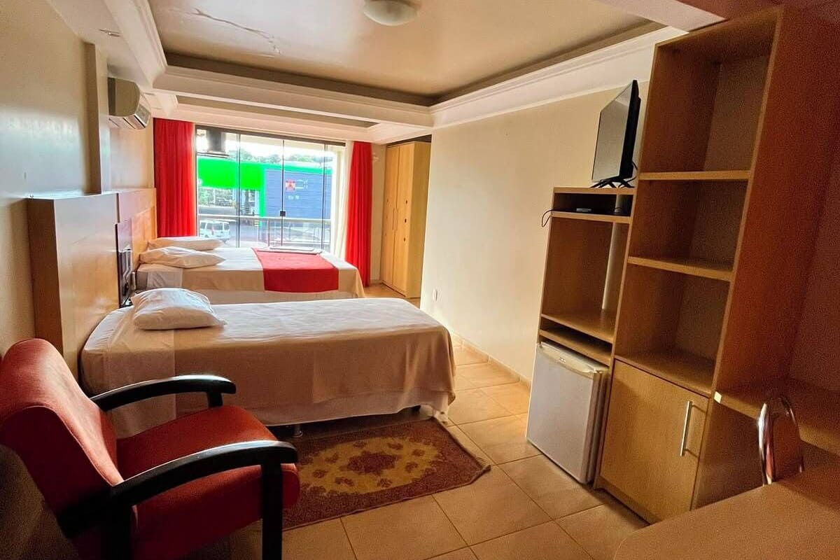 Habitación triple de lujo, vista a la ciudad | Escritorio, espacio para trabajar con laptop y wifi gratis