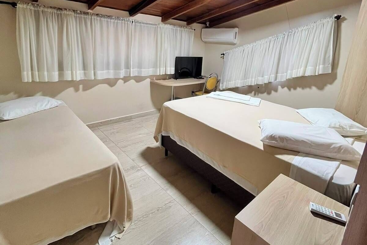 Habitación cuádruple familiar, vista a la ciudad | Escritorio, espacio para trabajar con laptop y wifi gratis