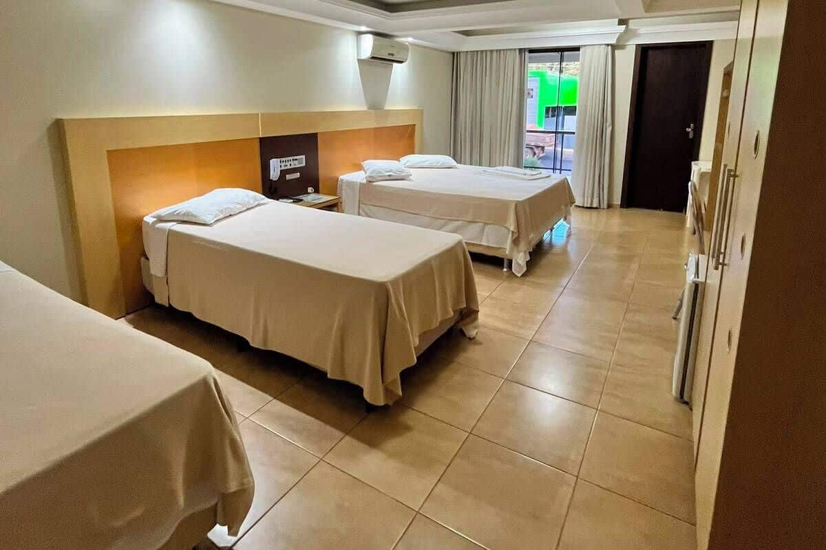 Habitación de lujo con 1 cama matrimonial o 2 individuales, balcón, vista a la ciudad | Escritorio, espacio para trabajar con laptop y wifi gratis