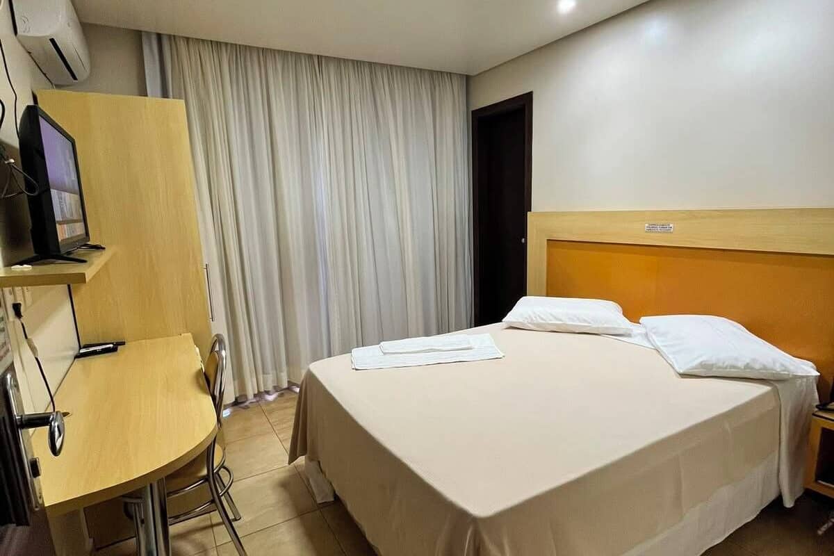 Escritorio, espacio para trabajar con laptop y wifi gratis