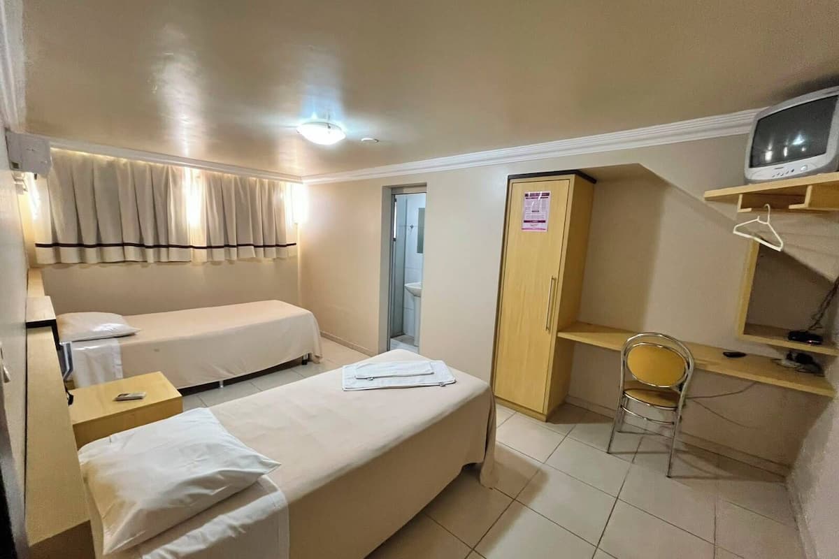 Habitación estándar con 2 camas individuales, para no fumadores, baño privado | Escritorio, espacio para trabajar con laptop y wifi gratis