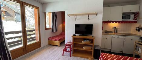 1 bedroom, travel crib, WiFi