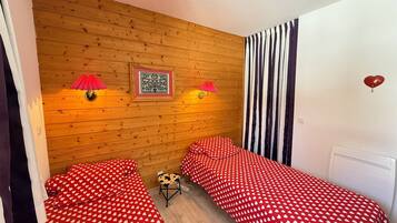 1 bedroom, travel crib, WiFi