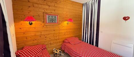 1 bedroom, travel crib, WiFi