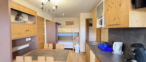 Coffee/tea maker, fridge, microwave, oven