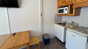 Cafetière/bouilloire, réfrigérateur, micro-ondes