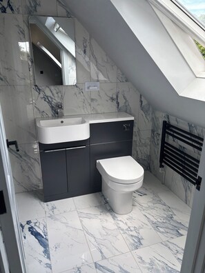 Bathroom - Kick back and relax in this stylish apartment, 12 mins from Le Shuttle (Mersham)