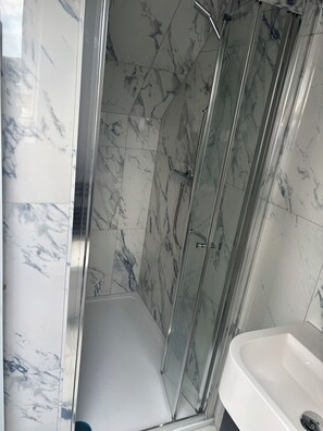 Bathroom - Kick back and relax in this stylish apartment, 12 mins from Le Shuttle (Mersham)