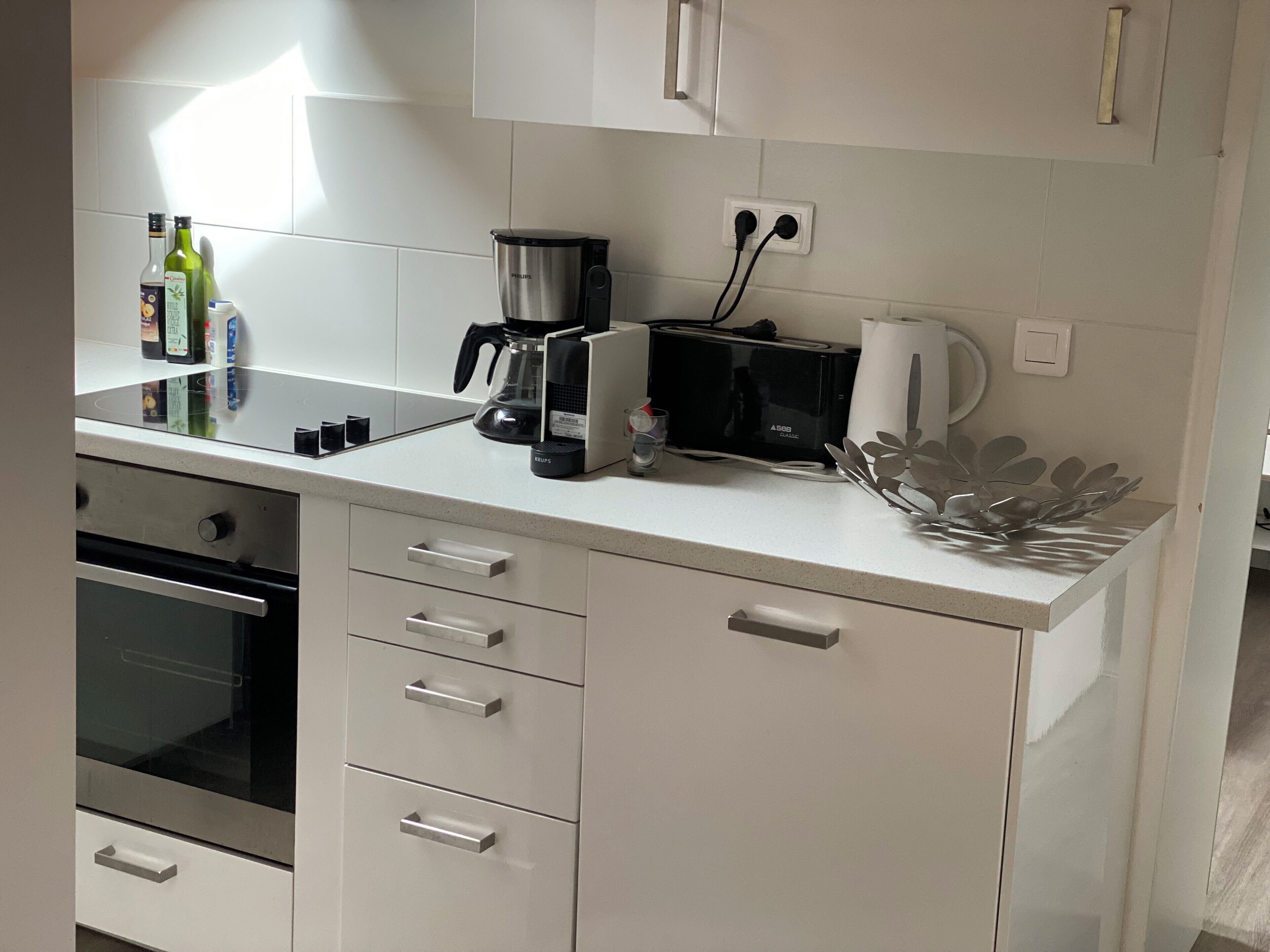 Coffee/tea maker, fridge, microwave, oven