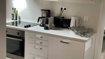 Coffee/tea maker, fridge, microwave, oven