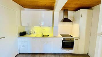 Coffee/tea maker, fridge, microwave, oven