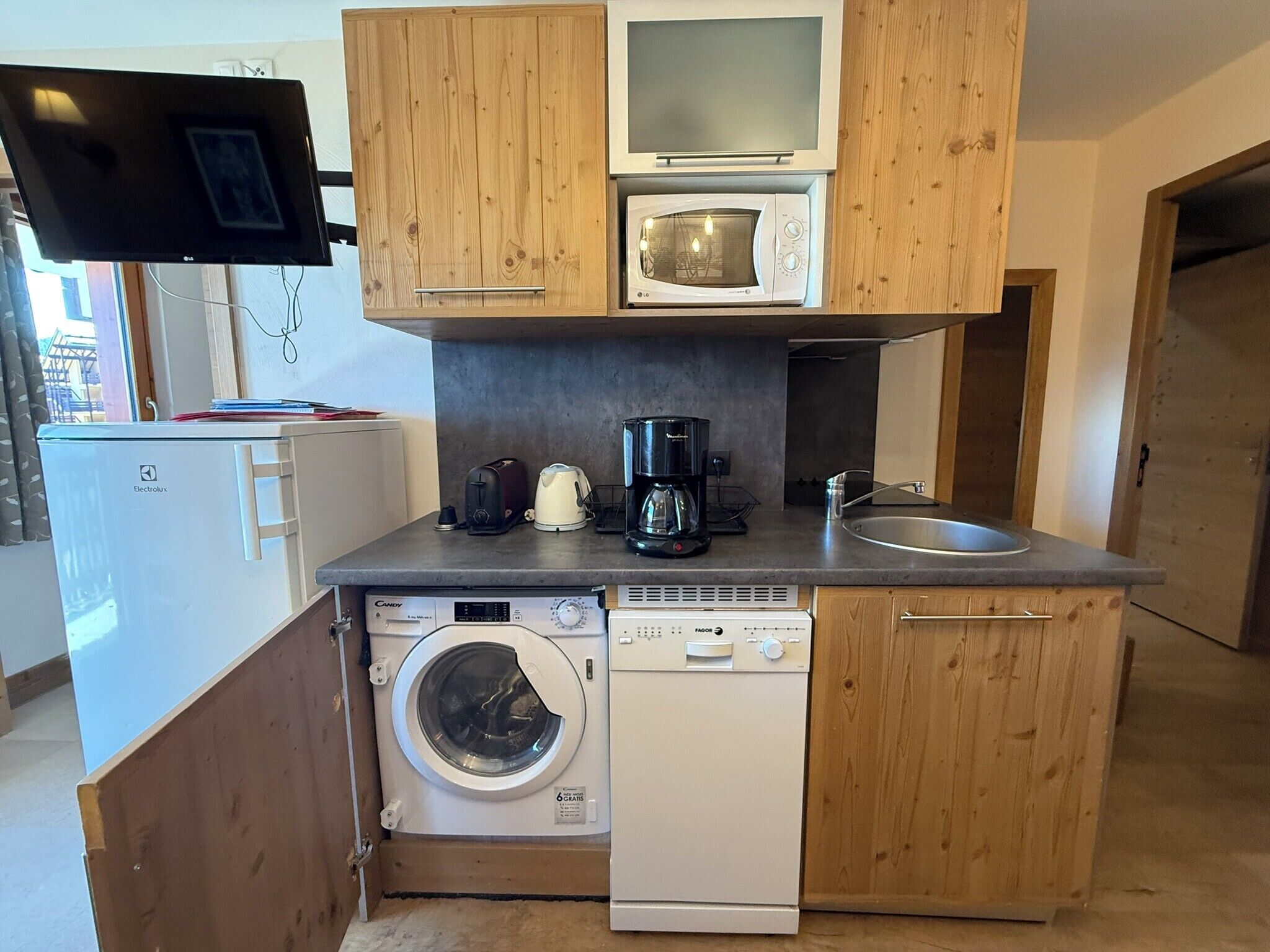 Coffee/tea maker, fridge, microwave, dishwasher