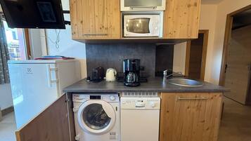 Coffee/tea maker, fridge, microwave, dishwasher