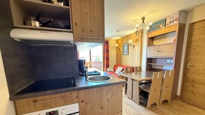 Kaffe- och tebryggare, kylskåp, mikrovågsugn och diskmaskin