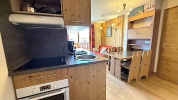 Coffee/tea maker, fridge, microwave, dishwasher