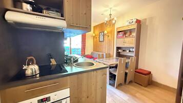 Kaffetrakter/tekoker, kjøleskap, mikrobølgeovn og ovn