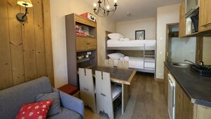 Room - Risoul • T2 6 pers • Piscine et sauna • Skis aux pieds (Risoul 1850)
