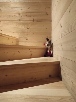 A wooden staircase with a plush toy on the landing. - Chalet familial • 3 chambres • Jardin 600 m² • Vars (Vars)