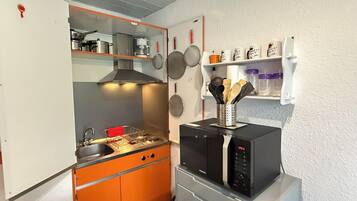 Cafetière/bouilloire, réfrigérateur, micro-ondes