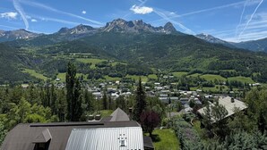 Paisatge de muntanyes amb una vila en el vall.