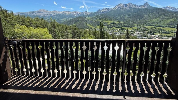 Un balcó amb vista a un paisatge de muntanya.