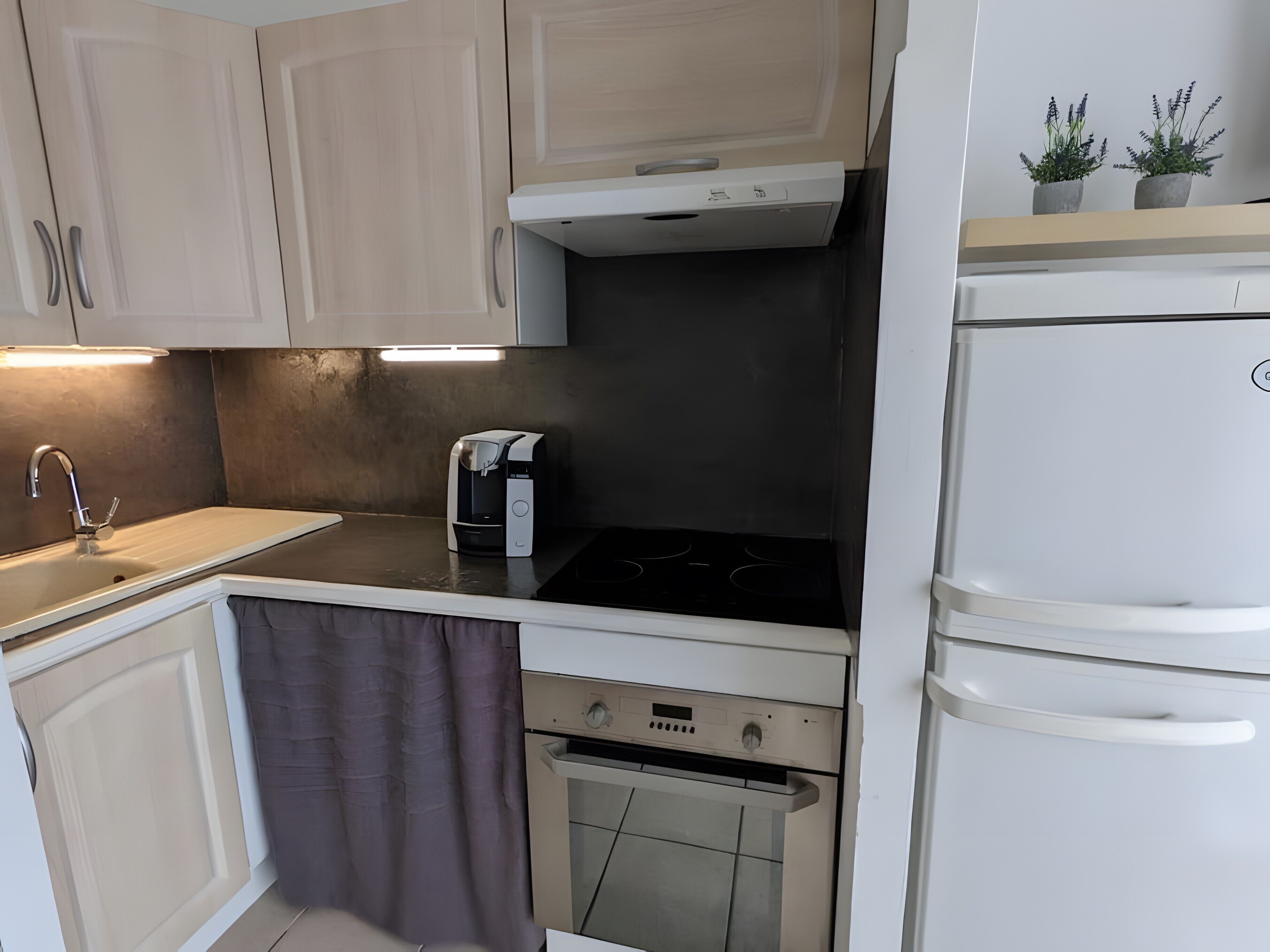 Cafetière/bouilloire, réfrigérateur, micro-ondes, plaque de cuisson