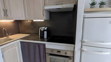 Cafetière/bouilloire, réfrigérateur, micro-ondes, plaque de cuisson