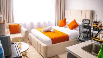 Tabla de planchar con plancha, wifi, ropa de cama