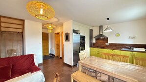 Et moderne køkken med spiseplads, sofa og bænk.