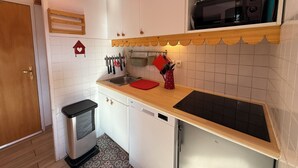 Een koffiezetapparaat/waterkoker, een koelkast, een microgolfoven