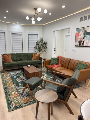 Smart TV, fireplace - Luxury Detroit Retreat , Gated Parking , EV Charger , Sleeps 8 (Detroit)