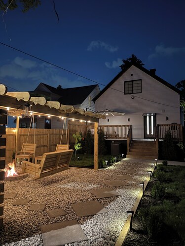 Luxury Detroit Retreat , Gated Parking , EV Charger , Sleeps 8