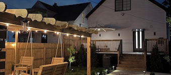 Luxury Detroit Retreat , Gated Parking , EV Charger , Sleeps 8
