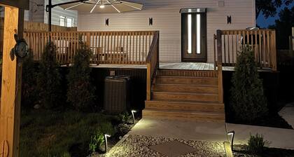 Luxury Detroit Retreat , Gated Parking , EV Charger , Sleeps 8