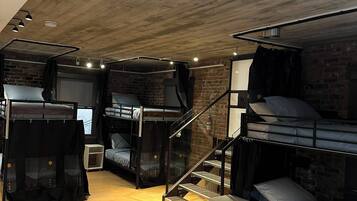 Dormitorio compartido clásico, varias camas | Caja fuerte