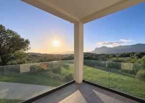 A balcony with a clear view of a grassy landscape and distant mountains. - Villa with a pool (Peri)