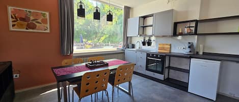 Coffee/tea maker, fridge, oven, stovetop