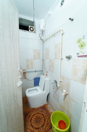 Deluxe Double Room | Bathroom - Udhaya Lodge (Rameshwaram)