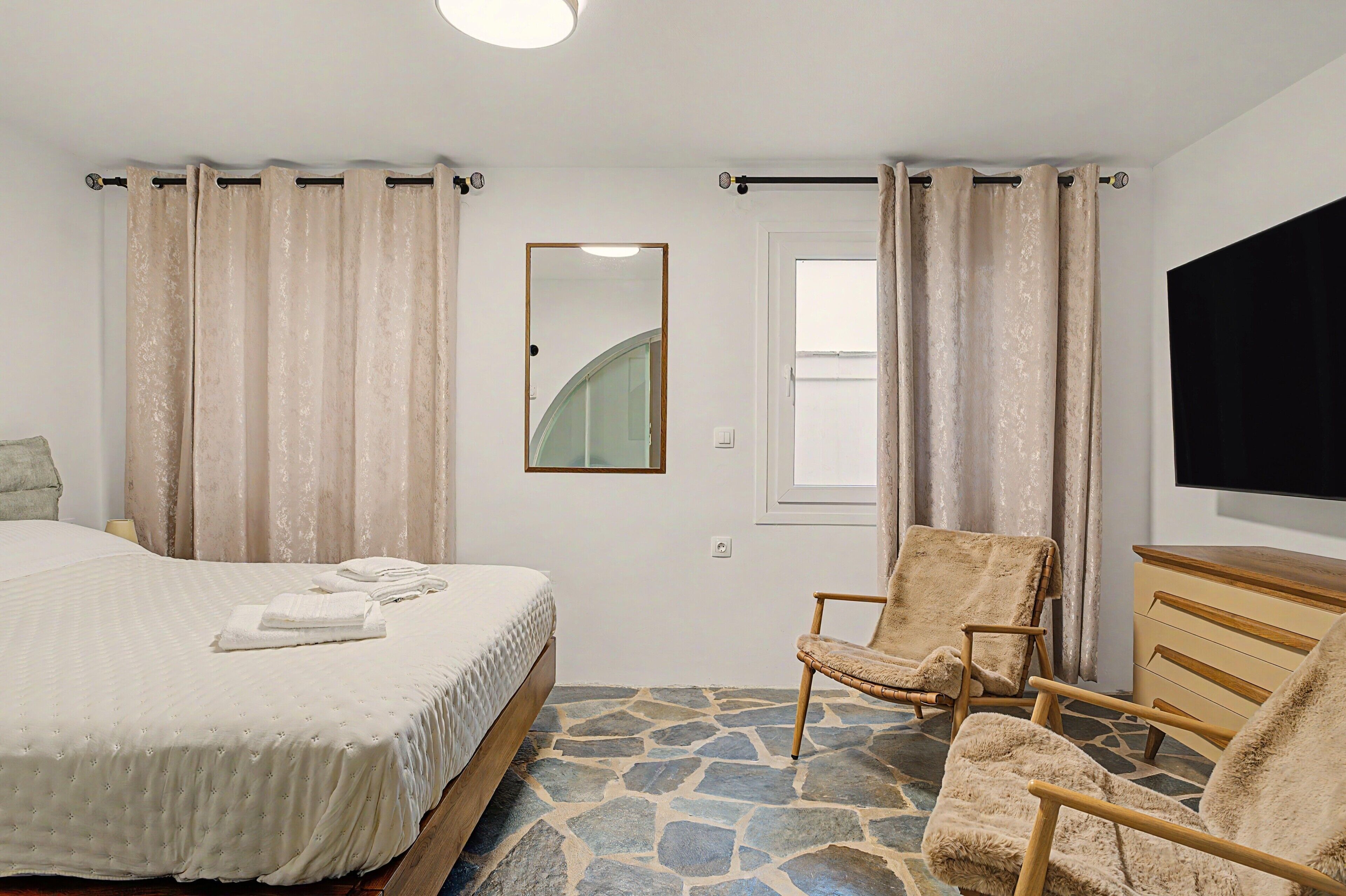 3 bedrooms, iron/ironing board, WiFi, bed sheets