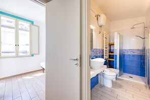 A modern bathroom with a shower, toilet, and sink. - Viewsuvio Family Terrace (Naples)