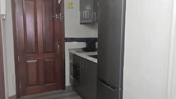 Coffee/tea maker, fridge, microwave, stovetop