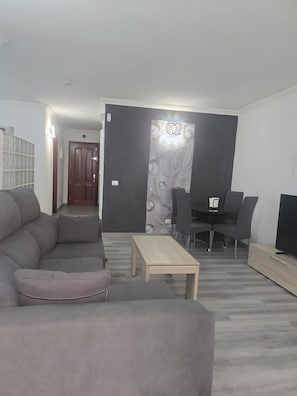 TV - Vacation Apartment 'Tmg Green Park Arena' with Shared Pool, Wi-Fi and Air Conditioning (San Miguel)